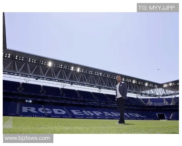 马丁内斯的传奇人生与足球生涯探索：从青涩少年到世界级球星的成长之路