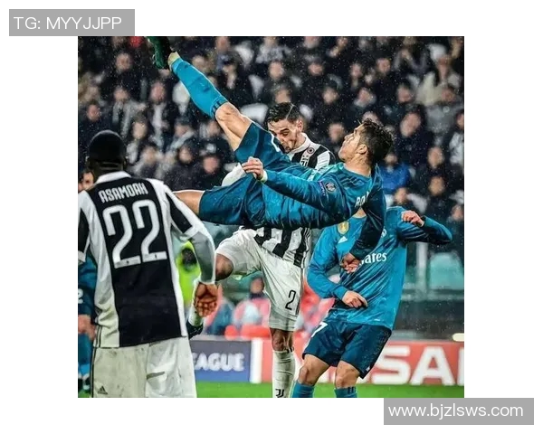 球迷疯狂冲进场内夺C罗球衣引发欧冠赛场奇观